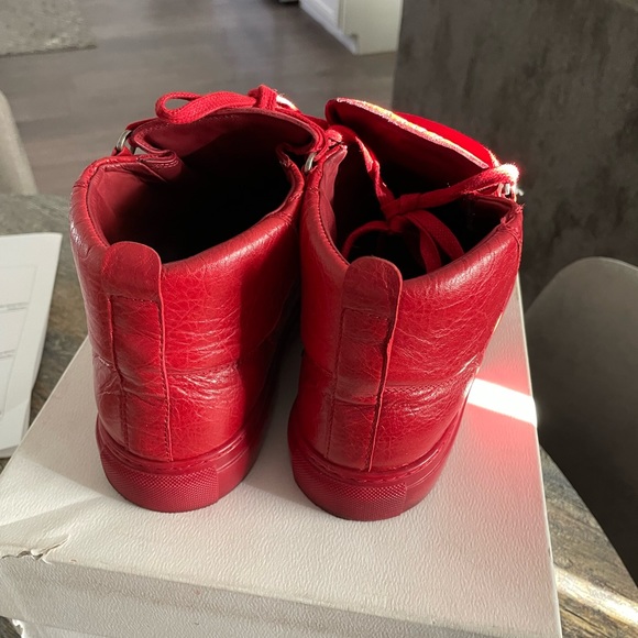 Ballenciaga Arena - Picture 3 of 5